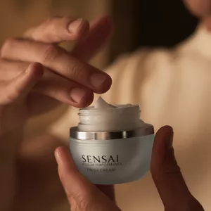 Cellular Performance Fresh Cream bottle in summer mood lighting